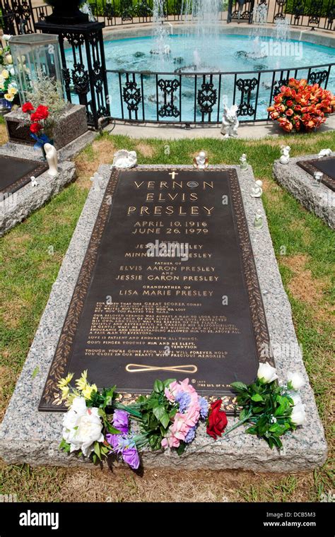 Elvis Presley Tumba The memorial garden with the graves of elvis presley and his parents - Fondo ...