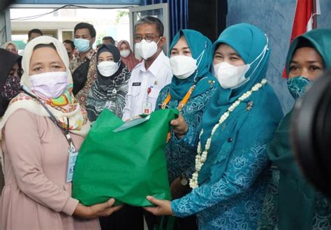 TP PKK Kaltim Gelar Pasar Murah Dan Pembagian Paket Sembako