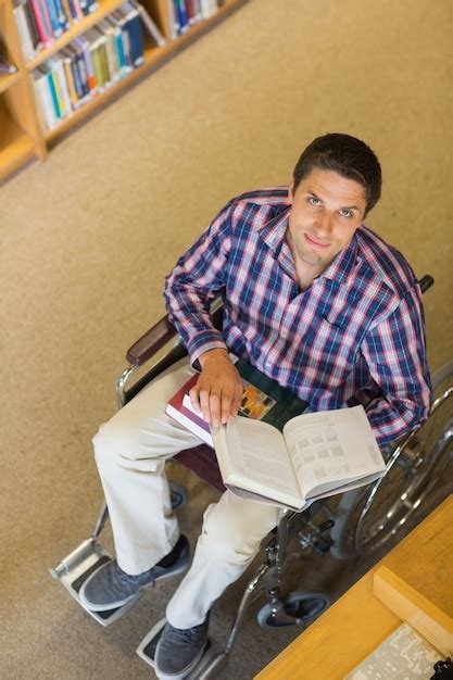 Retrato De Un Hombre En Silla De Ruedas Leyendo Un Libro En La