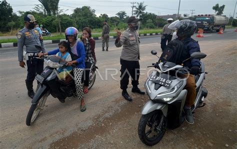 Penyekatan Ppkm Darurat Di Padang Antara Foto