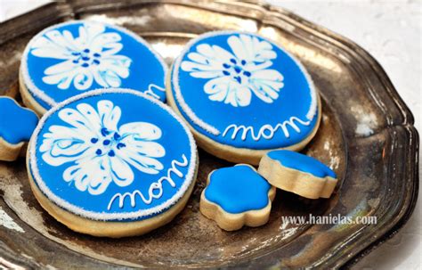 Pretty Flower Cookies Using Royal Icing Wet On Wet Technique