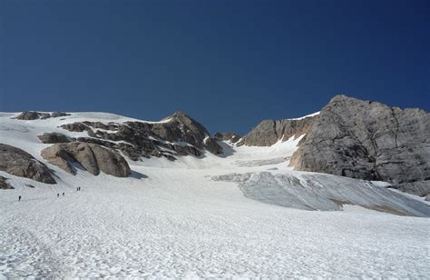 Auf dem Marmolada Gletscher weit oben glänzen der hikr org