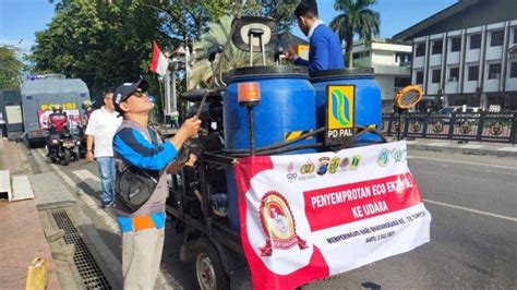 DLH Kota Banjarmasin Semprot Ribuan Liter Eco Enzyme Ke Udara