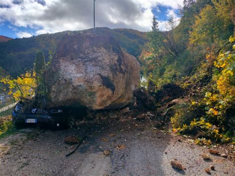 Grosso Masso Cade Sulla Strada Sfiorata La Tragedia A Scanno