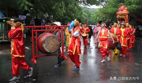 越南传统庙会参加人员必须穿汉服用汉字祭祀，这样才显得庄严隆重 - 每日头条
