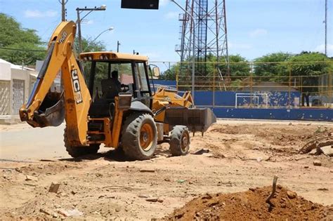 As obras de reforma da Praça Alto das Estrelas seguem em ritmo