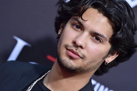 Confira Xolo Maridueña suposto romance de Bruna Marquezine fãs resgatam nude vazada do ator