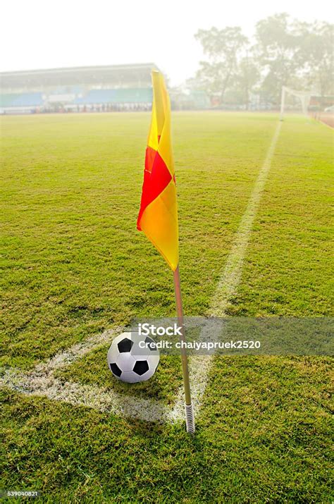 Bendera Sudut Dengan Bola Di Lapangan Sepak Bola Foto Stok Unduh Gambar Sekarang Tendangan