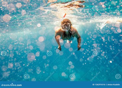 Девушка плавает с маской под водой в море Стоковое Фото изображение насчитывающей природа