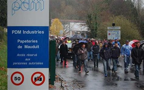 Quimperlé 29 Les grévistes des Papeteries de Mauduit manifestent en