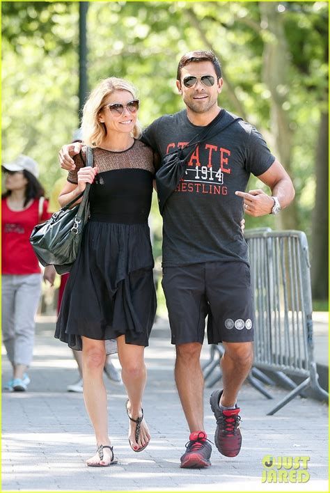 Kelly Ripa And Hubby Mark Consuelos Go On Romantic Stroll Photo 3676187