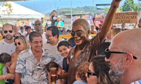 Estátua em homenagem a Zeca Pagodinho é inaugurada em Xerém Super