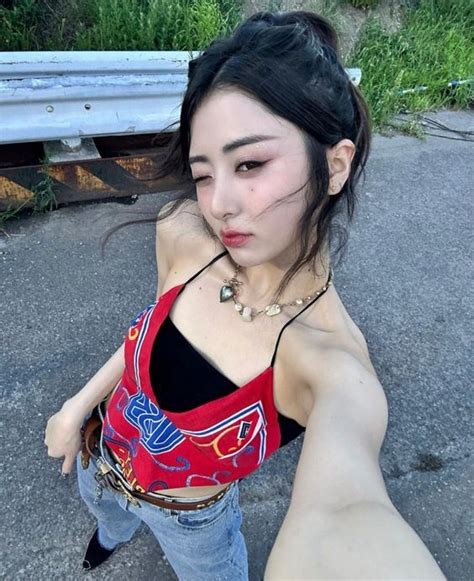 9 Hot Sexy Fukutomi Tsuki Bikini Pics