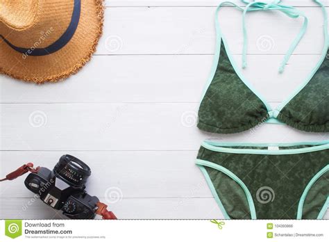 Concepto De Las Vacaciones De Verano Con El Bikini Del Color Verde El Sombrero Del Staw Y El Ca