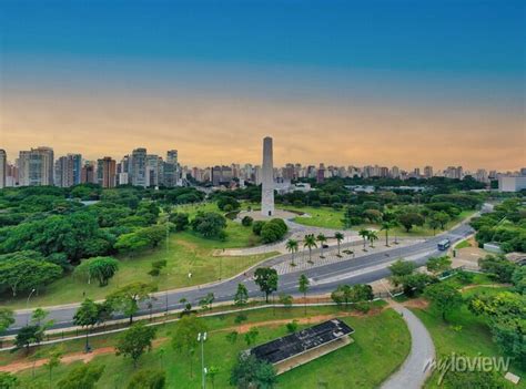 Foto aerea do obelisco da revolução de 1932 em são paulo wall mural