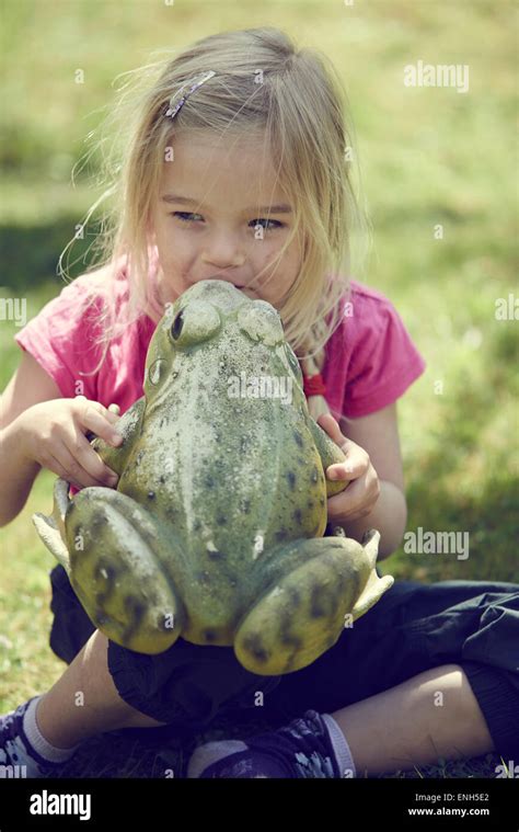 Petite Blonde Girl Kissing Roi Grenouille Enchant E Photo Stock Alamy