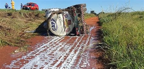 Carreta Carregada Mais De Mil Litros De Leite Tomba Na Mgc