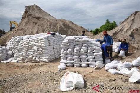 Tanggul Penahan Banjir Dari Karung Pasir Antara News