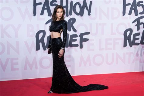 Vidéo Bella Hadid lors du photocall du dÈfilÈ de mode Fashion For