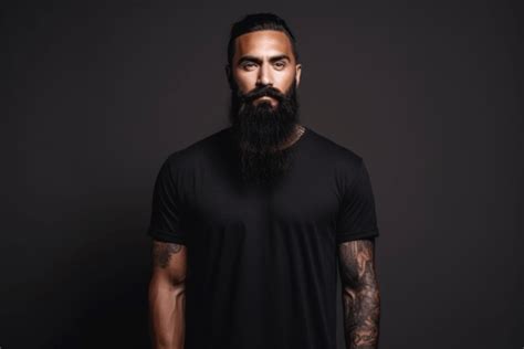 Male Wearing Black T Shirt Mockup Afbeelding Door Illustrately