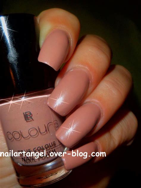 Vernis nude nacré vernis LR manucure élégante NailartAngel