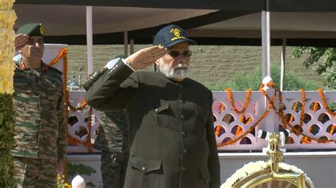 Kargil Vijay Diwas कारगिल पहुंंचे पीएम मोदी वॉर मेमोरियल में शहीदों को दी श्रद्धांजलि शिंकुल