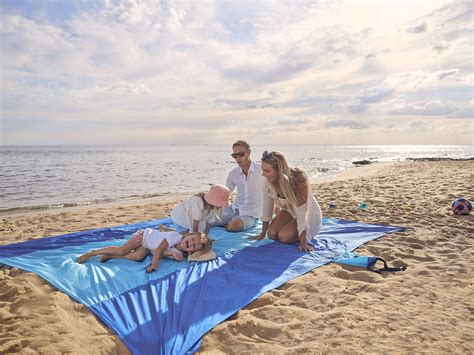 The 6 Best Beach Blankets According To Reviews