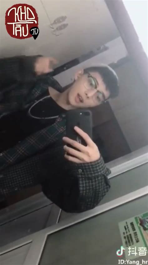 Khoảng cách giữa hot boy thư sinh và soái ca cool ngầu hóa ra chỉ là một chiếc kính