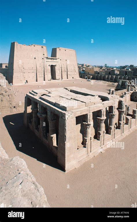 Der Tempel Des Horus Im Vordergrund Und Der Pylon Edfu Im Heck An Den