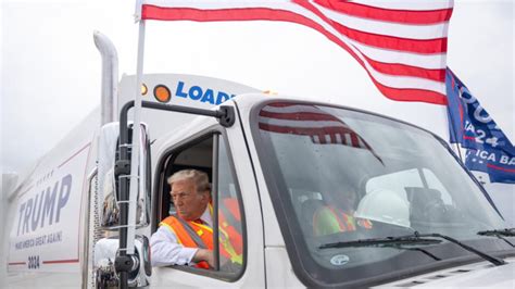 Trump llega a un mitin en un camión de basura luego de que Biden