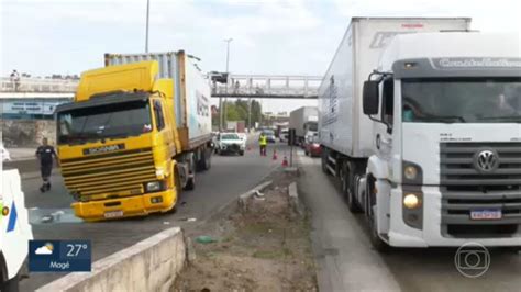 Vídeo Duas pessoas morrem em tentativas de assalto na Avenida Brasil