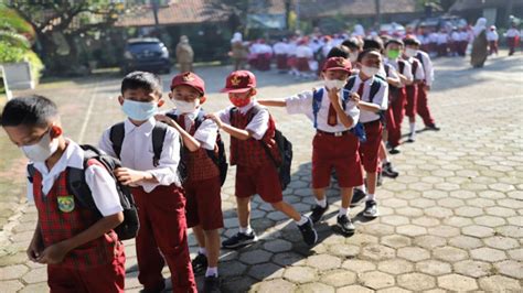 Foto Momen Pertama Sekolah Pakar Ungkap Gizi Utama Wajib Bagi Si Kecil