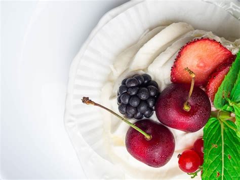 Bolo De Pavlova De Merengues Morango Fresco Cereja Amora Em Fundo