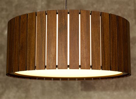 Lustre de Madeira redondo grande Imbuia modelo Horus Wood Iluminação