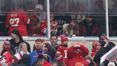 Taylor Swift and Travis Kelce ring in new year at Chiefs game in Kansas ...