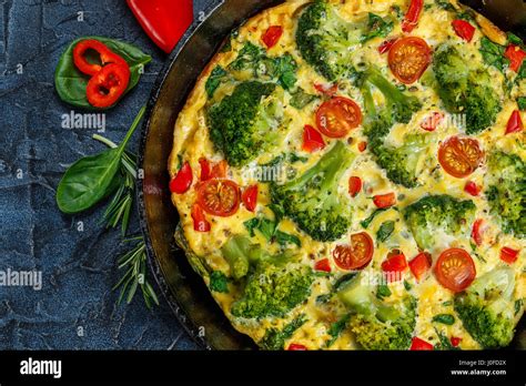 Frittata Mit Brokkoli Spinat Paprika Und Tomaten In Eisen Pfanne Art