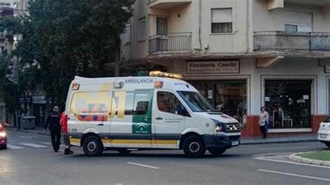 Sucesos en Málaga Herido un conductor de ambulancia al tratar de