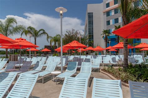 Universal's Endless Summer Resort – Surfside Inn and Suites: Pool Area ...