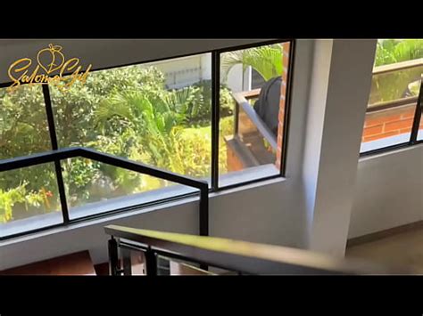 Un voleur remporte le jackpot Une MILF se fait offrir une sodomie pour éviter d être volée