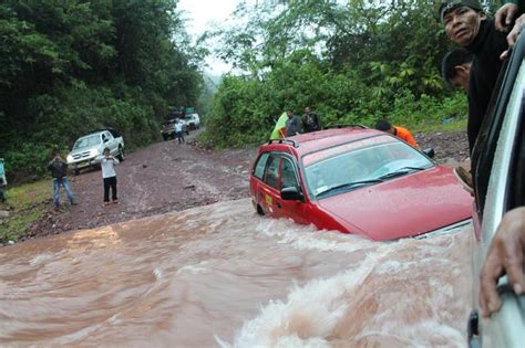 Emergencia Desborde De Río Inunda Carreteras Y Casas En Oxapampa