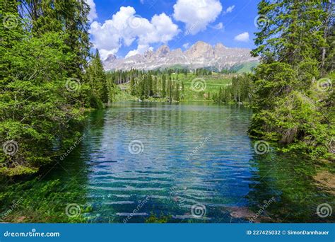 Paisaje Paradisíaco En El Lago Karersee Lago Laca Di Carezza Carezza En