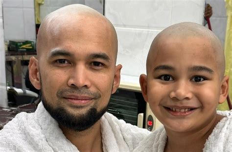 10 Momen Teuku Wisnu Dan Shireen Sungkar Umrah Ajak Anak Adam Cukur