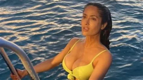 Salma Hayek deslumbró a sus 56 años al posar con un bikini amarillo Infobae