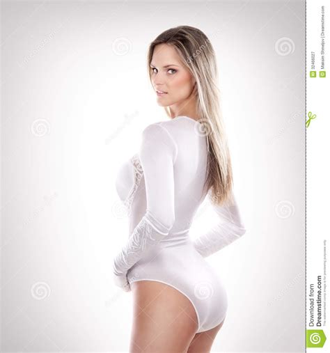 Une Jeune Femme Blonde Posant Dans La Lingerie Nuptiale Blanche Image stock Image du émotif