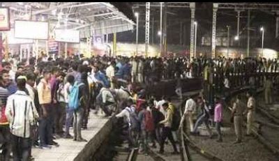 UP: Chaos at railway, bus stations as lakhs of PET applicants wait for ...