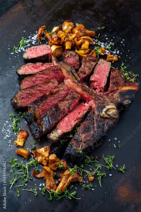 Traditionelles Gegrilltes Dry Aged Wagyu Porterhouse Beefsteak Bistecca