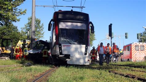 Erfurt Schwerer Unfall mit Straßenbahn Transporter eingeklemmt