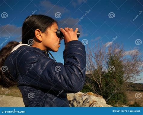 Portrait Dune Jeune Fille Regardant Des Paysages Avec Des Jumelles