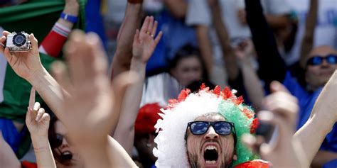 Non Solo Calcio A Euro La Stravaganza Dei Tifosi Italiani Sugli