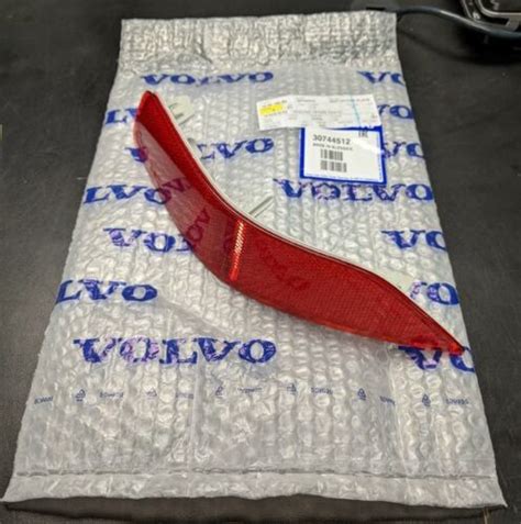 New Genuine Volvo Rear Bumper Reflector Right Xc